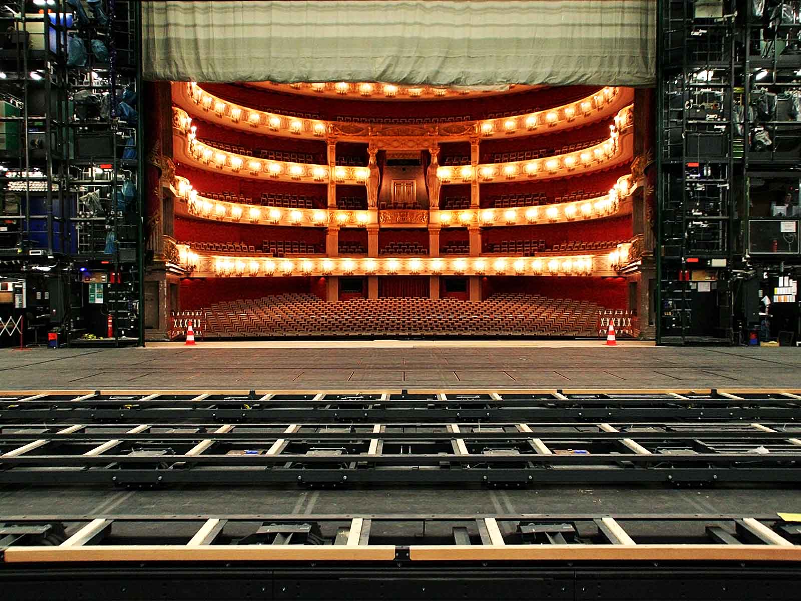 Radio data transmission in stage technology: Bavarian State Opera